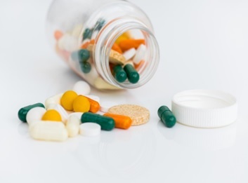 doctor escirbiendo en computadora portatil