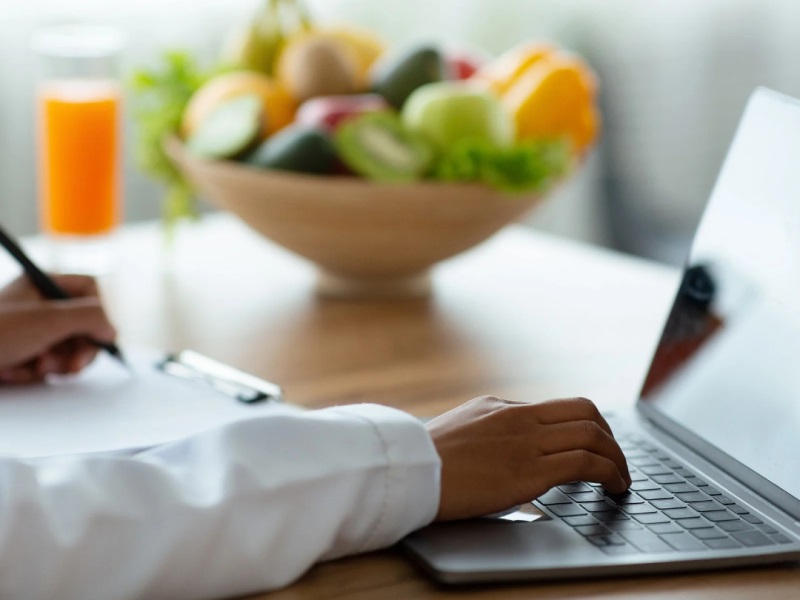 doctor escirbiendo en computadora portatil